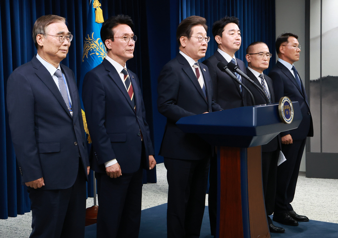 이재명 대통령이 4일 서울 용산 대통령실 청사에서 열린 인사브리핑에서 새 정부 첫 인사 발표를 하고 있다. 왼쪽부터 이종석 국정원장 후보자, 김민석 국무총리 후보자, 이 대통령, 강훈식 비서실장, 위성락 안보실장, 황인권 경호처장 (사진=연합뉴스)