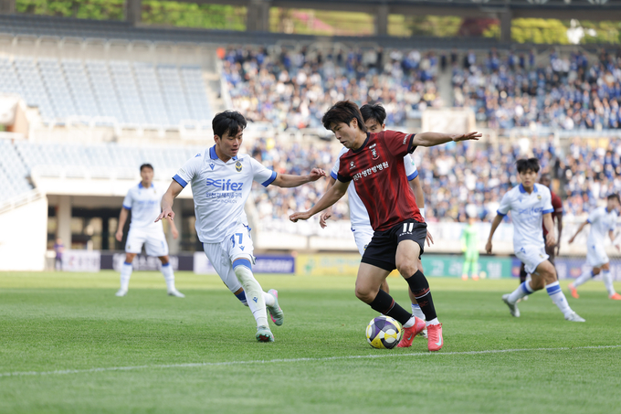 K리그2 인천 유나이티드 박승호(왼쪽)와 부천FC1995 박창준. (사진=한국프로축구연맹 제공)