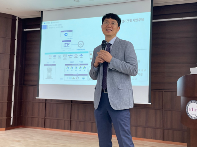 4일 경인교육대학교 인천캠퍼스에서 열린 ‘2025 경인교대 RISE 연계 인천 늘봄학교 설명회’ 에서 한선관 교수가 강의를 진행하고 있다. ( 사진 = 경인교대 제공 )