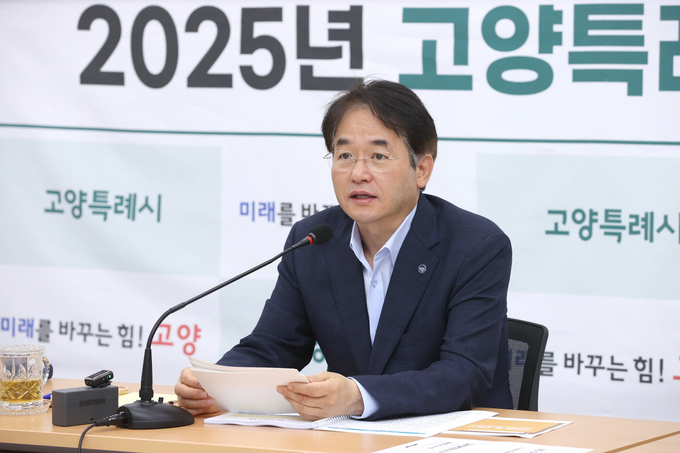 이동환 고양시장이 4일 열린 간부회의에서 모두발언을 하고 있다.(사진=고양시 제공)<br>

