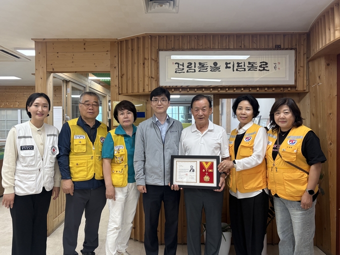 지산그룹 본사에서 진행된 전달식 후 참석자들이 기념촬영을 하고 있다. (사진=대한적십자사 경기도지사 제공)