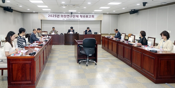 수원시의회 연구단체 '스마트 수원을 위한 디지털 포용 정책과 실행 방안 연구회'가 연구용역 착수보고회를 진행하고 있다. (사진=수원시의회 제공)