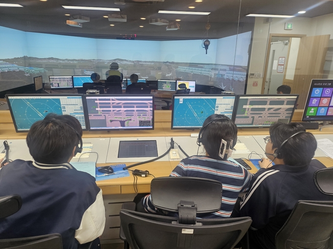 고양교육청이 고양다잇다공유학교의 학점인전형 프로그램인 항공기 일반 공개 수업을 진행하고 있는 가운데 수업에 참가한 학생들이 항공기관제센터 실습을 하고 있다. (사진=고양교육청 제공)