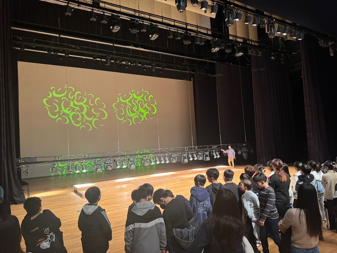 2024년 조명체험 백스테이지 투어(사진=군포문화재단 제공)