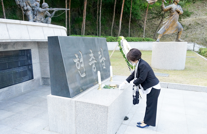 원순자 의정부교육지원청 교육장이 5일 현충일을 하루 앞둔 5일 의정부시 현충탑을 찾아 순국선열과 호국영령에게 헌화하고 있다. (사진=의정부교육지원청 제공)