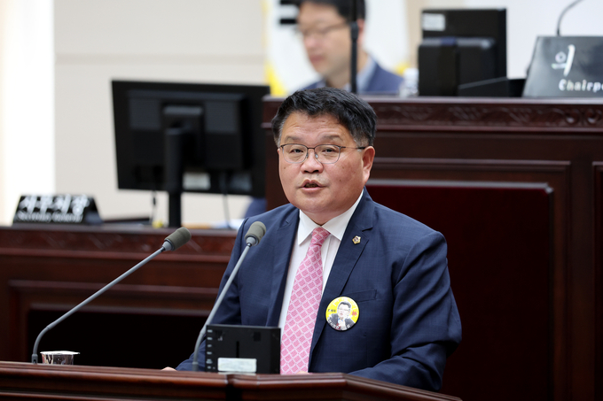 5일 신동섭 인천시의원이 시의회 본회의에서 5분 발언을 하고 있다. ( 사진 = 인천시의회 제공 )