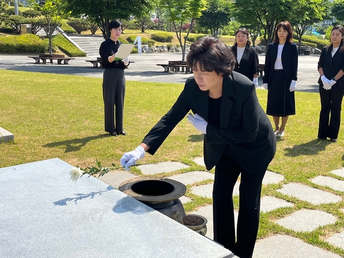 이현숙 고양교육장은 5일 제 70회 현충일을 맞아 고양시 현충공원을 찾아 헌화하고 있다. (사진=고양교육청 제공)<br>
