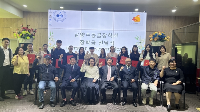장학금 전달식 후 기념촬영 (사진=몽골장학회 제공)