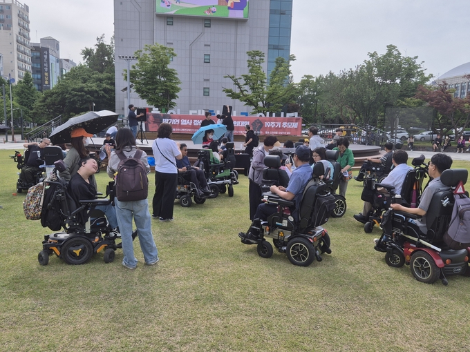 인천시청 잔디마당에서 420인천공동투재단 소속 장애인들과 비장애인들 50명이 고 박기연 열사를 기리고 투쟁을 이어나가기 위해 뜻을 모았다. ( 사진 = 이현도 기자 )