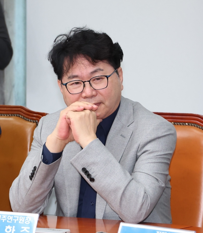 이한주 더불어민주당 민주연구원장이 5일 국회에서 열린 최고위원회의에서 박찬대 대표 권한대행 겸 원내대표의 발언을 듣고 있다. (사진=연합뉴스)