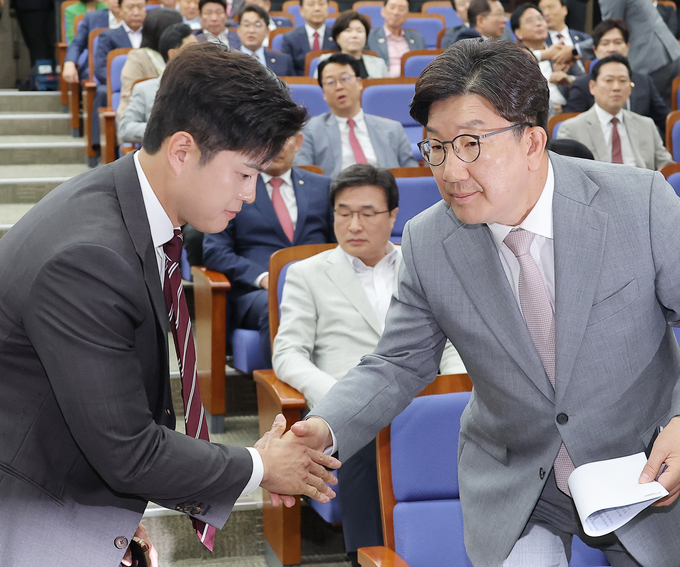 김용태 국민의힘 비상대책위원장과 권성동 원내대표가 5일 국회에서 열린 의원총회에 참석해 악수를 하고 있다. 권 원내대표는 이날 총회를 통해 원내대표직 사퇴 의사를 밝혔다. (사진=연합뉴스)