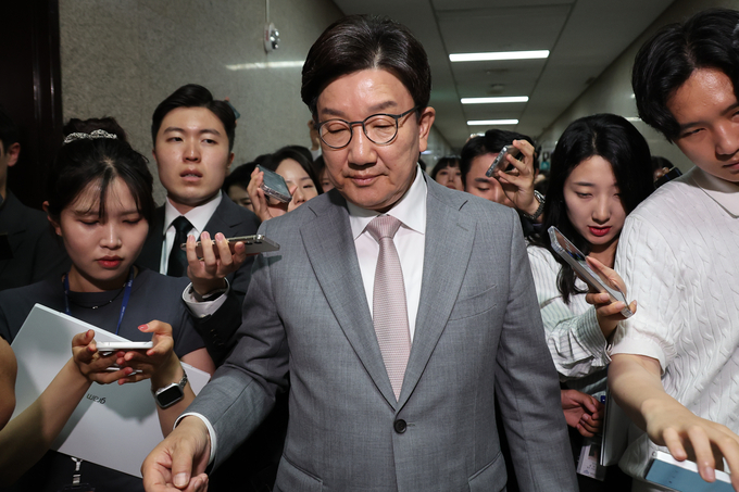 권성동 국민의힘 원내대표가 5일 국회 국민의힘 비상대책위원장실을 나와 원내대표실로 향하며 취재진의 질문을 받고 있다. (사진=연합뉴스)