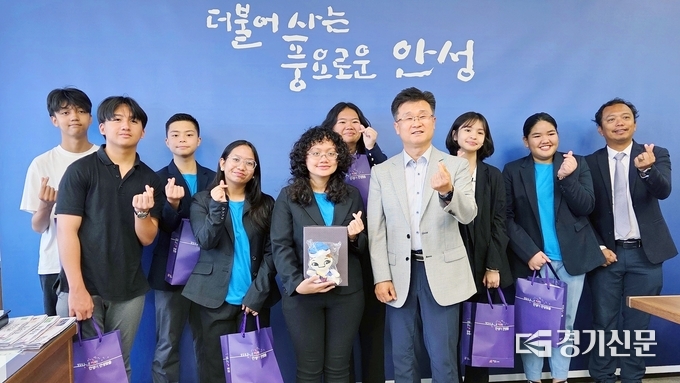 남상은 안성시 부시장이 부시장실에서 필리핀 일로일로시 로타리클럽 회원과 청소년 등 19명이 기념 촬영을 하고 있다. (사진=안성시 제공)