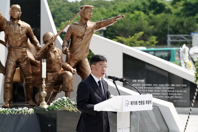 6일 성남시청공원 현충탑 앞에서 열린 제70회 현충일 추념식에서 신상진 성남시장이 추념사를 하고 있다. 이번 행사는 기존 태평동에서 이전한 새 현충탑에서 처음 열린 공식 추념식이다. (사진=성남시 제공)
