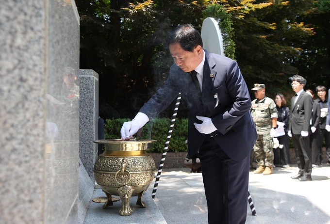 주광덕 시장이 현충탑에서 분향을 하고 있다.(사진=남양주시 제공) 