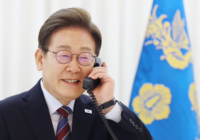 이재명 대통령이 6일 서울 한남동 관저에서 도널드 트럼프 미국 대통령과 전화 통화를 하기 위해 수화기를 들고 있다. (사진=연합뉴스)