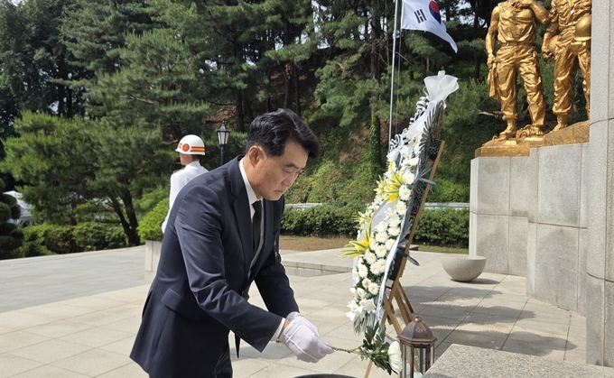 하은호 군포시장이 6일 한얼공원 내 현충탑을 찾아 순국선열과 호국영령에 한화하고 있다. (사진=군포시 제공)