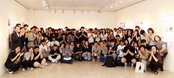2025학년도 1학기 자유전공학부 성과 공유 전시회 참석자들이 기념사진을 찍고 있다. (사진=한신대학교 제공)
