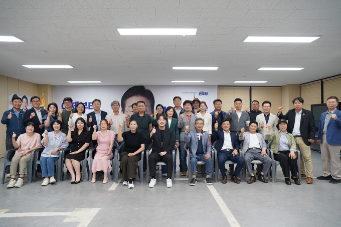 차지호 국회의원, 쌍방향 선거운동으로 오산에서 ‘20.6%’대선 압승 견인.(사진=오산시 당원들과 차지호 국회의원이 기념촬영을 하고 있다. (사진=차지호 국회의원 사무실 제공)