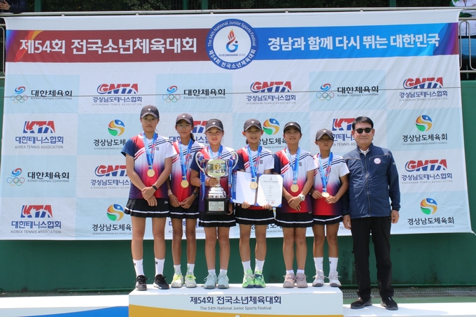 오산시가 전국소년체육대회서 역대 최고 성과를 달성하는 쾌거를 이뤘다.(사진=권병규 오산시체육회장과 전국소년체육대회’에 출전해 매달을 획득한 오산시 선수들과 기념촬영을 하고 있다. (사진=오산시체육회 제공)