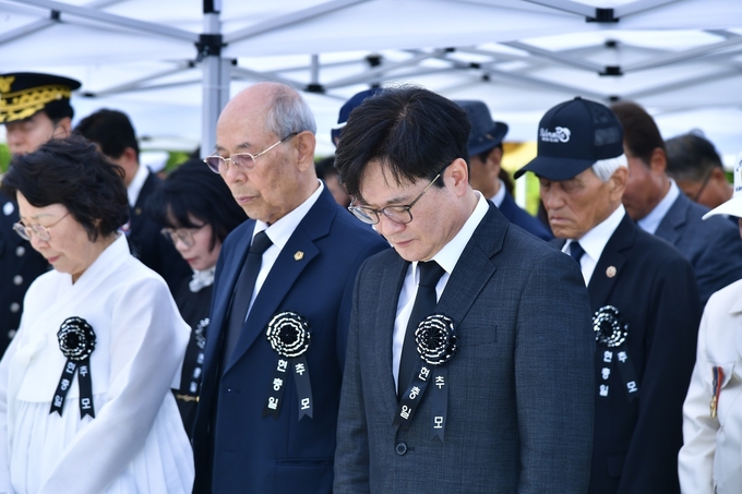 현충일을 맞아 유공자와 김병수 시장, 6.25 참전유공자회 신재천 회장 등 마산동 김포시 현충탑에서 ‘제70회 현충일 추념식’을 거행하고 있다. (사진=김포시청 제공)