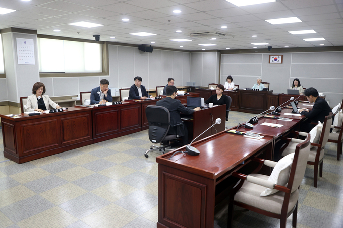 지난 5일 최종진 수원시청소년청년재단 이사장 임용 후보자에 대한 인사청문회가 진행되고 있다. (사진=수원시의회 제공)
