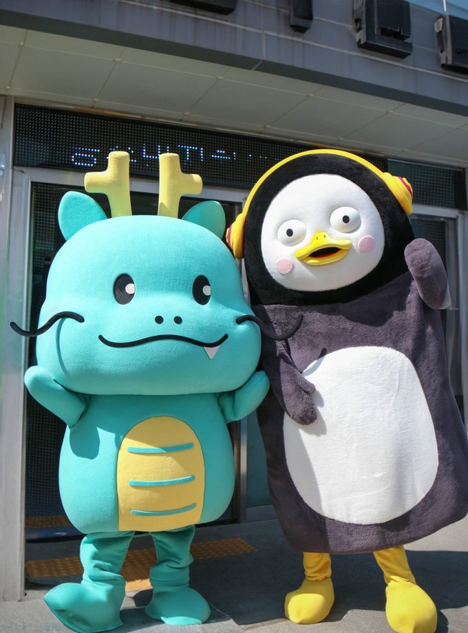 용인시 캐릭터인 조아용과 EBS 캐릭터 펭수. (사진=용인시 제공)
