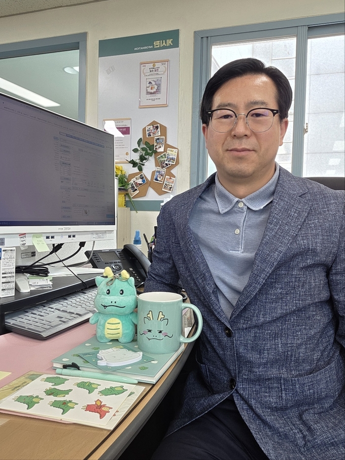 용인특례시 소셜 캐릭터 탄생의 주역 최용범 도서관 전산실장. (사진=용인시 제공)