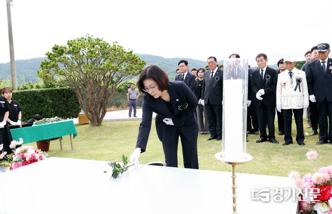 김보라 안성시장이 사곡 국가관리묘역을 찾아 참배하고 있다. (사진=안성시 제공)