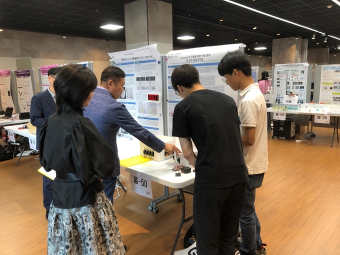 지난 7일 경기과학고등학교 과학영재연구센터 전시실에서 '제71회 경기도과학전람회'가 개최됐다. (사진=경기도교육청 제공)
