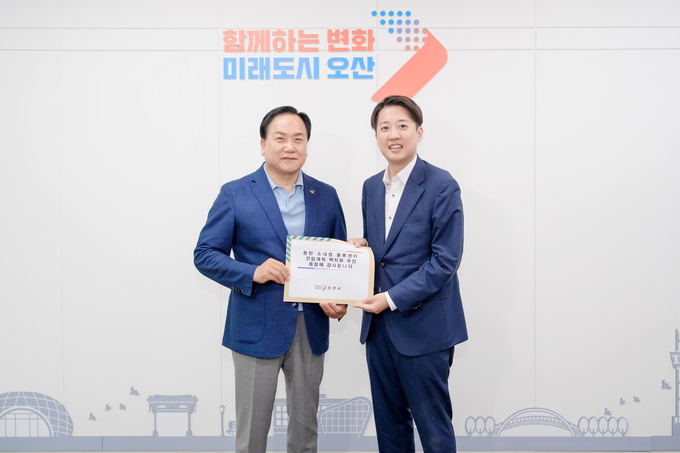 이권재 오산시장과 개혁신당 이준석 국회의원이 동탄 초대형 물류센터 대책 마련을 주제로 간담회를 가졌다. (사진=오산시 제공)