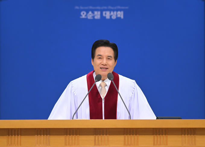 오순절 대성회에서 설교 중인 하나님의 교회 총회장 김주철 목사. (사진=하나님의교회 제공)