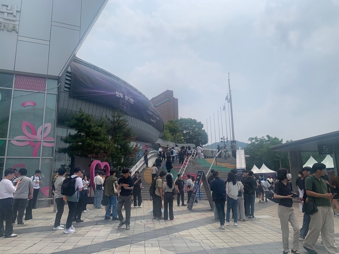 장충체육관에서 메이플스토리 쇼케이스 행사장 입장을 위해 대기중인 관람객들. (사진=이효정 기자)