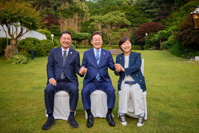 이재명 대통령이 지난 7일 서울 한남동 관저에서 더불어민주당 지도부 초청 만찬에 참석한 김병기, 서영교 의원과 기념촬영을 하고 있다. 두 의원은 당 원내대표 선거에 출마했다. (사진=대통령실 제공)