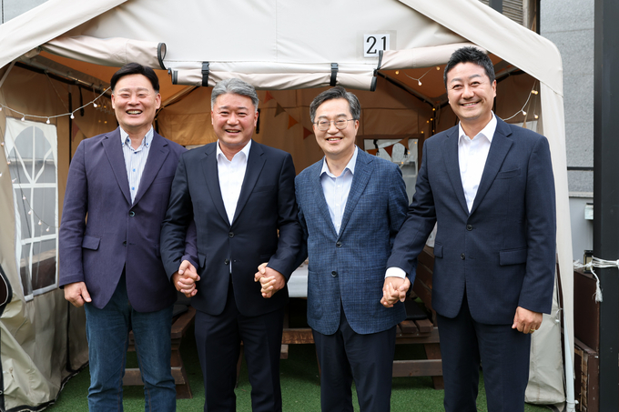 지난 7일 수원의 한 식당에서 김동연 경기도지사와 경기도의회 김진경 의장, 최종현(수원7) 더불어민주당 대표의원, 김정호(광명1) 국민의힘 대표의원이 손을 맞잡고 기념촬영을 하고 있다. (사진=경기도 제공)
