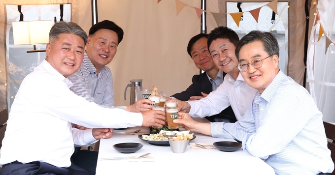 (오른쪽부터) 김동연 경기도지사와 김진경 경기도의회 의장, 박용진 경기도 협치수석, 경기도의회 최종현(수원7) 더불어민주당 대표의원, 김정호(광명1) 국민의힘 대표의원 등이 지난 7일 수원의 한 식당에서 ‘치맥 회동’을 하고 있다. (사진=경기도의회 제공)