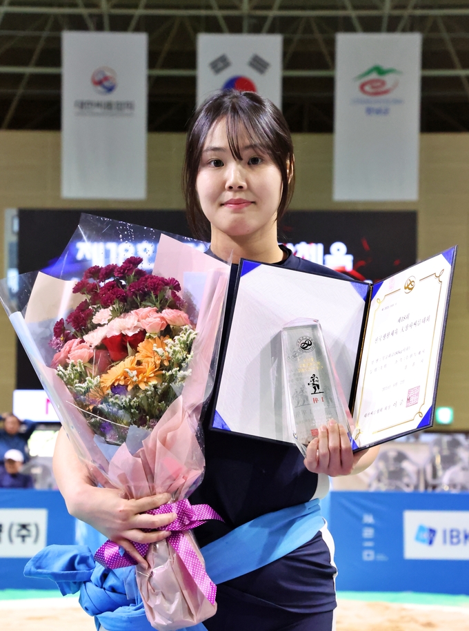 7일 경남 창녕국민체육센터에서 열린 '제18회 전국생활체육 大장사씨름대회' 2일째 무궁화급(80㎏급)에서 우승한 강윤지(수원시)가 기념사진을 찍고 있다. (사진=대한씨름협회 제공)