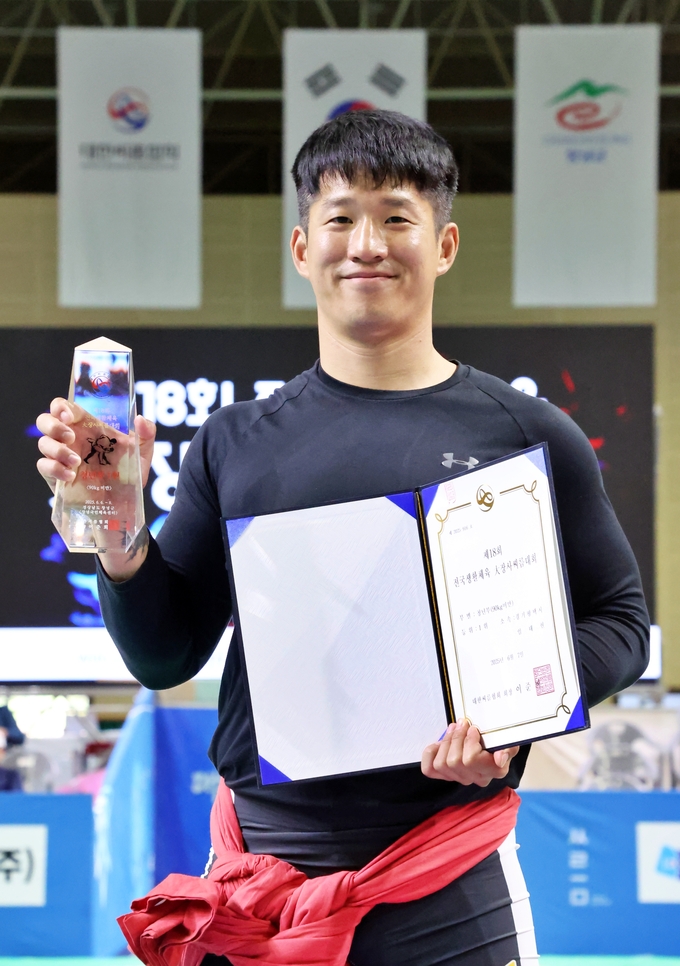 7일 경남 창녕국민체육센터에서 열린 '제18회 전국생활체육 大장사씨름대회' 2일째 남자 청년부 90㎏급에서 우승한 임태현(평택시)이 기념사진을 찍고 있다. (사진=대한씨름협회 제공)