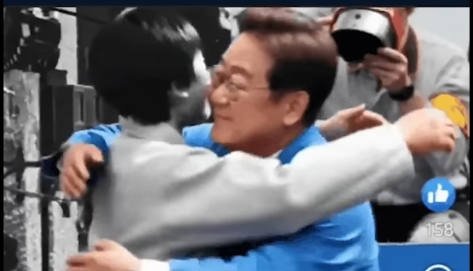 소년공 이재명을 꼭 안아주는 이재명 대통령. (사진=유투브 스픽스 캡쳐)
