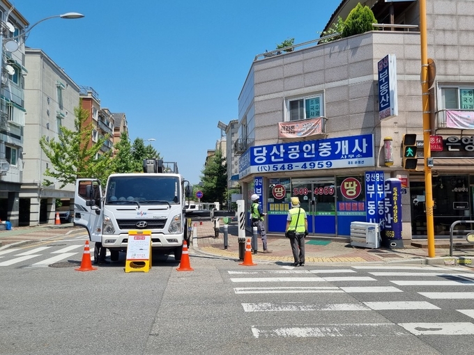지난해 6월 계양구 관계자들이 '옥외광고물 안전점검'을 하고 있다. ( 사진 = 계양구 제공 )