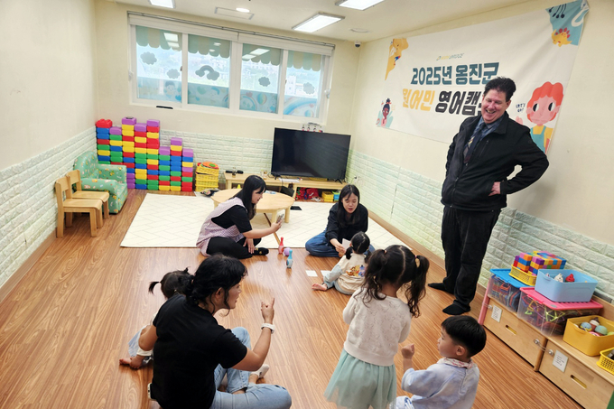 ‘2025 옹진군 어린이 영어캠프’에서 원어민 교사와 한국인 보조교사가 아이들과 함께 수업을 하고 있다. ( 사진 = 옹진군 제공 )