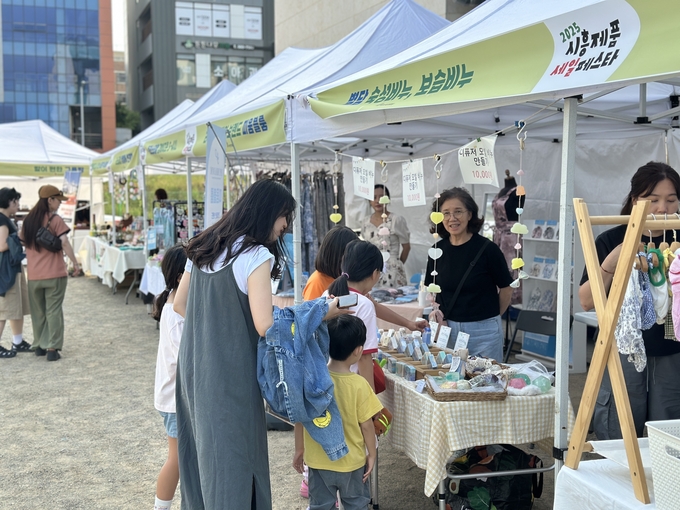 시흥산업진흥원은 지난 7일 은계호수공원 일원에서 개최한 ‘2025년 시흥 제품 세일 페스타’를 성황리에 마무리했다. (사진=시흥산업진흥원 제공)