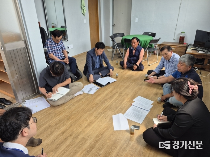 황윤희 시의원이 분토마을 주민들에게 공장 개발행위에 대한 민원을 청취하고 있다. (사진=황윤희 의원실 제공)