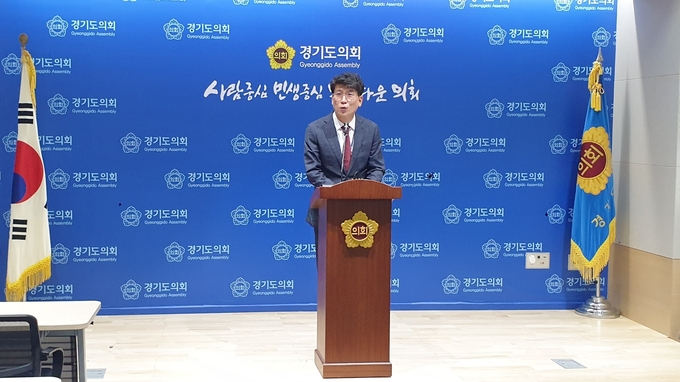김민호(국힘·양주2) 경기도의원이 9일 경기도의회 브리핑룸에서 열린 기자회견에서 취재진의 질문에 답하고 있다. (사진=나규항 기자)