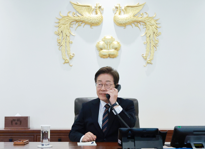 이재명 대통령이 9일 서울 용산 대통령실 청사 집무실에서 이시바 시게루 일본 총리와 전화 통화를 위해 수화기를 들고 있다. (사진=연합뉴스)