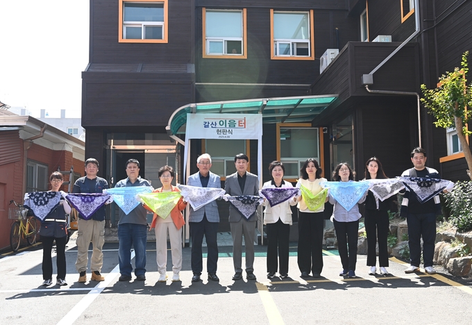 9일 열린 부평지역자활센터 자활근로사업장 '갈산이음터' 개소식에서 차준택 부평구청장이 참석자들과 기념촬영을 하고 있다. ( 사진 = 부평구 제공 )