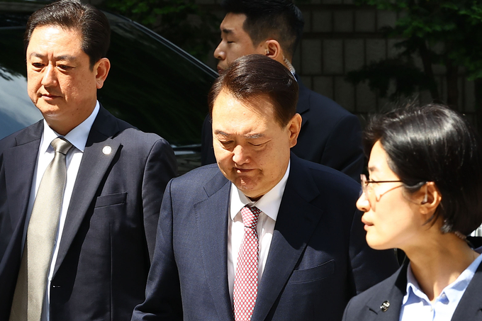  윤석열 전 대통령이 9일 오전 서울중앙지방법원에서 내란 우두머리 혐의 사건 6차 공판에 출석하고 있다. (사진=공동취재단)