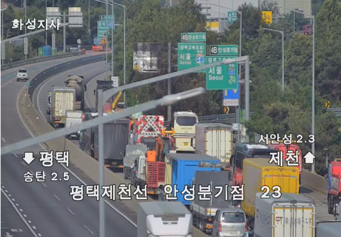  9일 안성시 평택제천고속도로 안성분기점(JC) 부근 제천방면 도로에서 화물차와 승용차가 추돌해 교통정체가 빚어졌다. (사진=국가교통정보센터 누리집 갈무리)