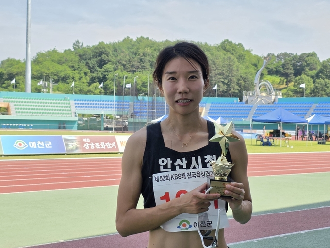 9일 경북 예천스타디움에서 열린 '제53회 KBS배 전국육상경기대회' 5일째 여자일반부 100m 허들에서 우승을 차지한 류나희(안산시청)가 기념사진을 찍고 있다. (사진=안산시청 육상팀 제공)
