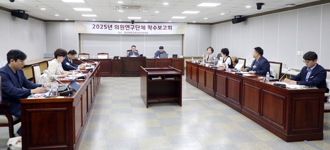 9일 '수원시 엘리트 체육 경쟁력 향상을 위한 연구회'가 연구용역 착수보고회가 진행되고 있다. (사진=수원시의회 제공)